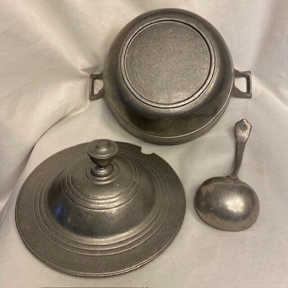 Vintage The Olde Bradford Co Pewter Soup Tureen with Spoon 12 x 7 inches - Picture 3 of 15